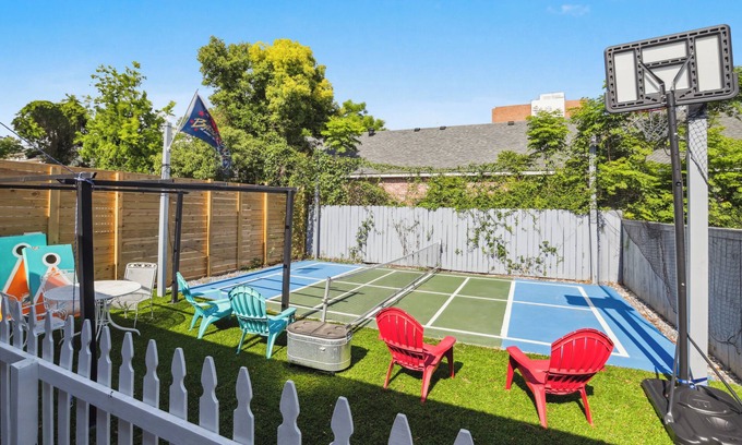 Freret House | Uptown Pickleball Patch - Steps from Attractions!
