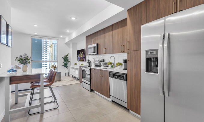 Overtown Apartment | Urban 1 Bed Oasis Near Brickell W/Free Parking