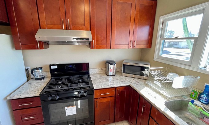 El Monte House | Urban 2-Bedroom House Newly Remodeled with WiFi, AC, PPV TV in lovely El Monte