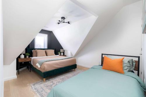 Palmerston Apartment | Urban 2BDRM Steps to College and Bathurst!