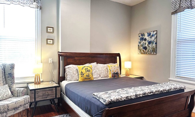 Richmond Apartment | Urban Bloom/King Bed/2TVs/Free Parking/Museums