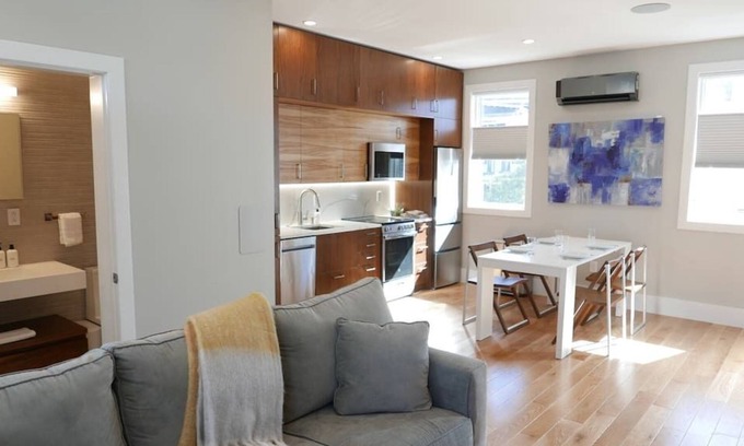 Bloomingdale Apartment | Urban Carriage House Retreat - Modern & Bright w Parking!