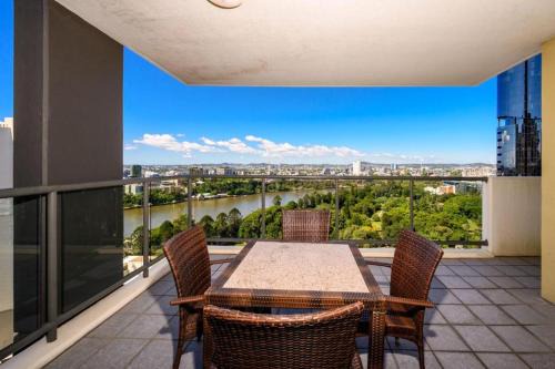 Brisbane Central Business District Apartment | Urban CBD Elegance with River&Botanic Garden Views