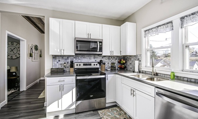 Bristol House | Urban Elegance: Discover Your Perfect Retreat in Vibrant Downtown Bristol!