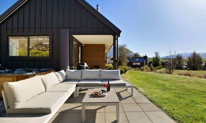 Kawarau Falls House | Urban Elegance Summar