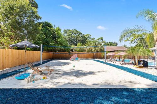Highpoint Apartment | Urban Escape Artificial Beach W Volleyball Pit