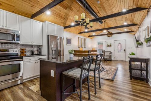 Jeffersonville House | Urban Explorer Pad - 3BR - Backyard -Parking