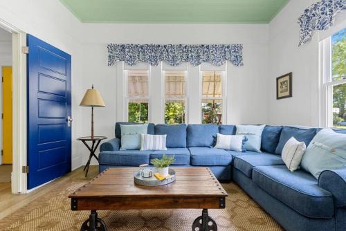 Columbia House | Urban Farmhouse-Sleeps 8