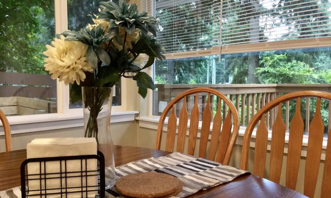 Kent House | Urban Forest Cabin 2+BD/1.5BA with Freeway Convenience