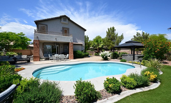 Summerlin South House | Urban hip retreat with pool and huge back yard