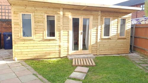 East Acton Apartment | Urban Log Cabin near zone 2 tube