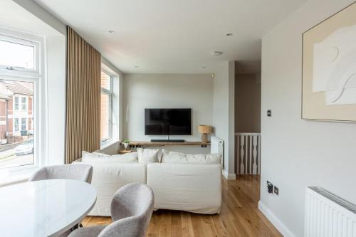 Horfield Apartment | Urban Luxe - Perfect Home Away From Home
