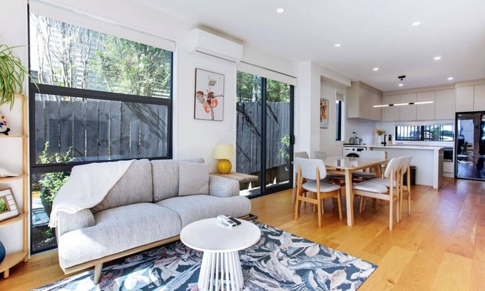 Greenlane - Ellerslie House | Urban Ellerslie 3BR Escape with Parking & Air-Con