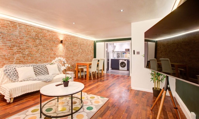 Lambeth Apartment | Urban Oasis Flat in Brixton Perfect for Couples