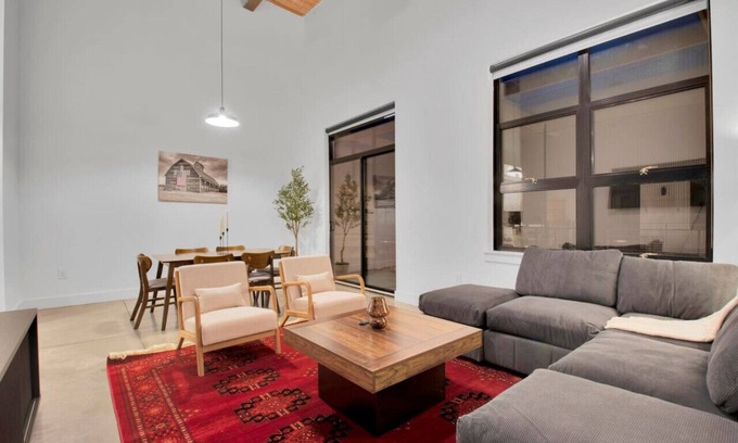 Judson Apartment | Urban Oasis | Pool & Gym | Close to Downtown Fun!