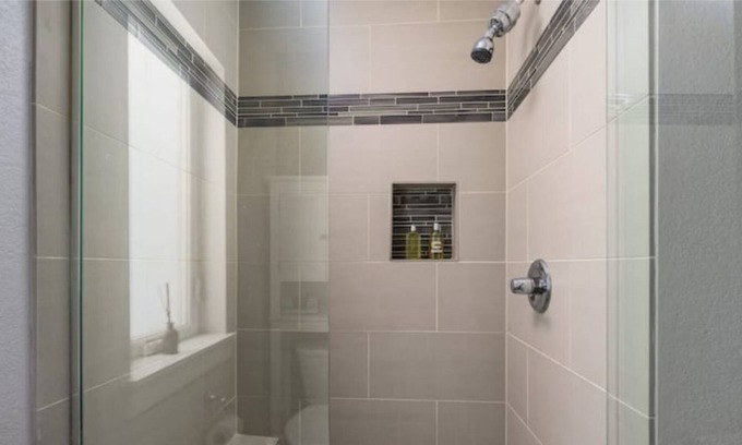 Jefferson Park House | Urban oasis! Walk to Mile High.