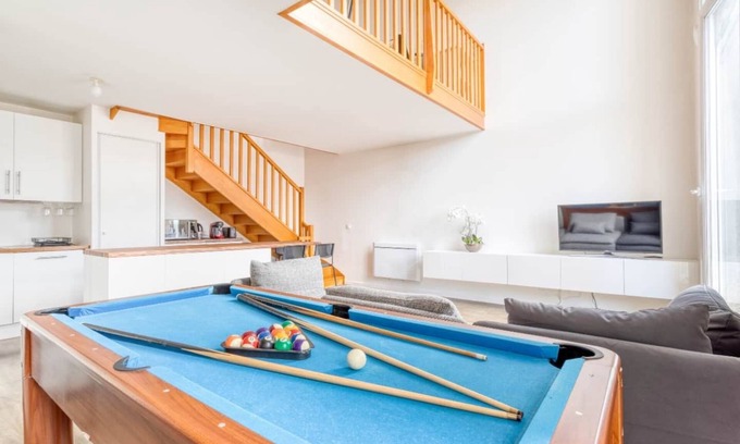 Corbeil-Essonnes Apartment | Urban Pool - Duplex avec billard et terrasse