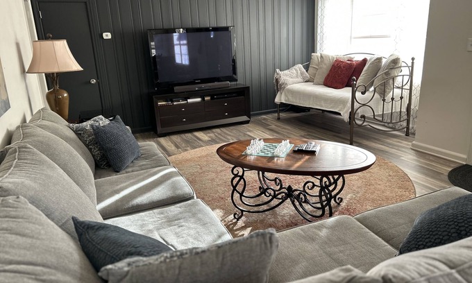 Smyrna House | Urban Ranch, at the Treasure House