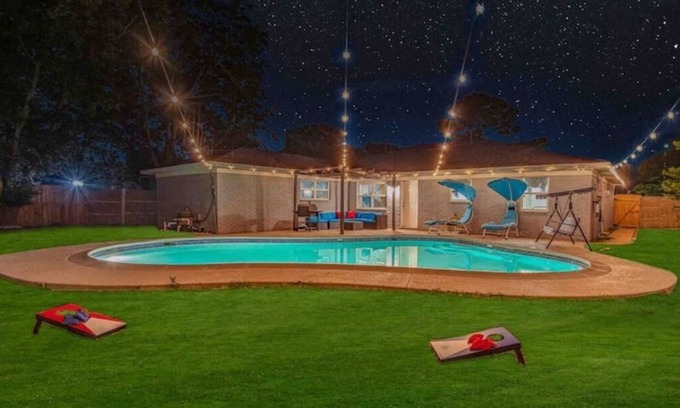 Southeast Houston House | Urban Retreat 4BRs Resort with Pool Hobby Airport