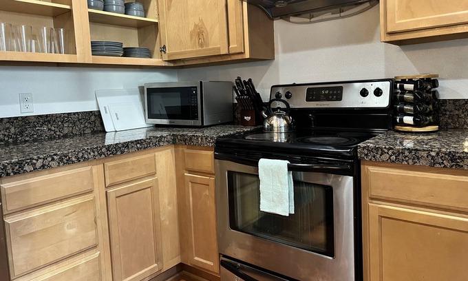 Powellhurst-Gilbert House | Urban Verdant Nest in SE PDX 4th bedroom/office/20 mins to PDX airport