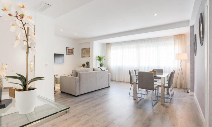 Ensanche Centro Apartment | Urbe10 Blasco de Garay 4 Bedroom Apartment