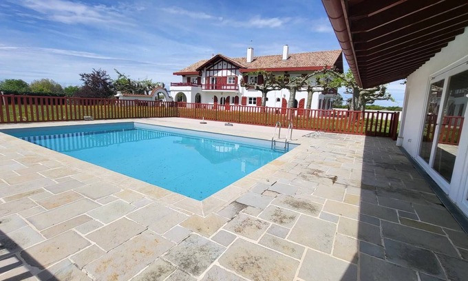 Behobie Apartment | Urrugne, au 1er étage d'une propriété Basque appt 5 pièces, piscine