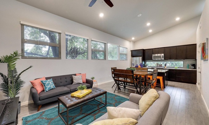 Govalle House | UT Football Fave - Mins to Downtown, Rainey St!