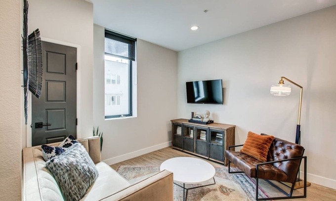 Berkeley Apartment | UTICA, 2 Bedroom 1 Bath with Full Kitchen