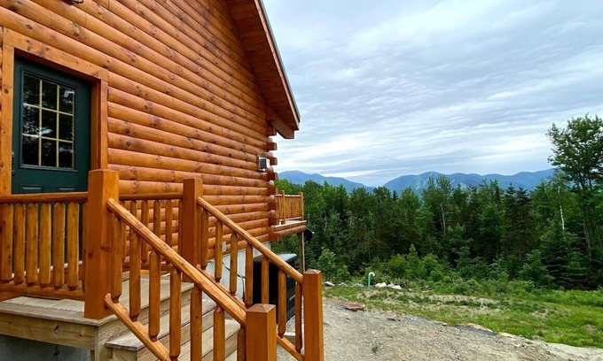 Bethlehem Cabin | UV Log home w/Cannon MT views! Minutes to attractions. Fireplace, Pool Table, AC, dog friendly!