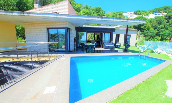 Lloret de Mar Villa | V&V LLORET-Villa Nicole: luxurious villa with private pool, barbecue, 3km beach