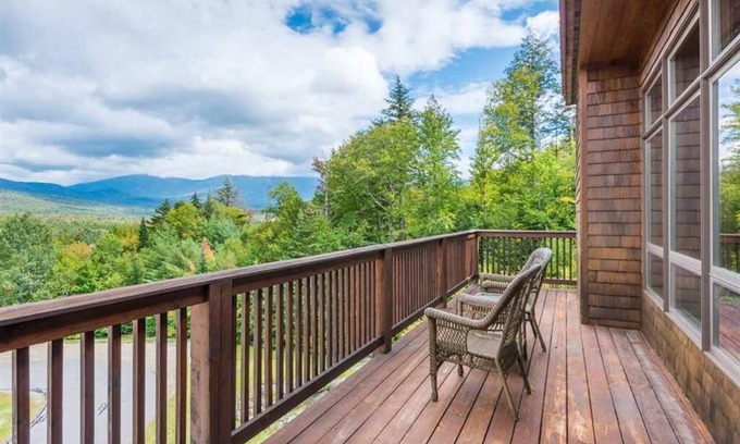 Bethlehem House | V3 Gorgeous Ski-In slopeside Townhouse with Amazing Mountain Views in Bretton Woods. Dog Friendly!