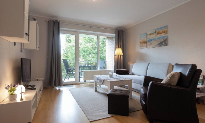Wremen Apartment | Vacation apartment Nordseebrise. Inviting and with balcony.