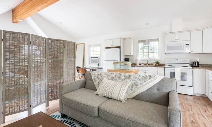 Ashcreek Apartment | Vacation and Remote Work! Enjoy all PDX offers!