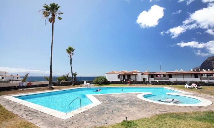 Los Gigantes Apartment | Vacation Apartment 'Apartamento Cerca De La Playa' with Shared Pool, Wi-Fi and Air Conditioning