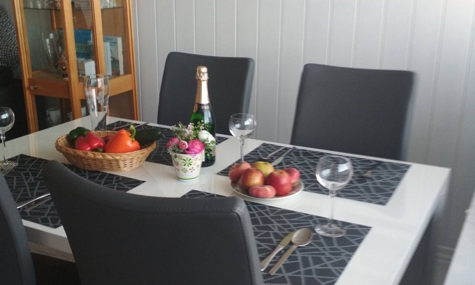 Heiligenhafen Apartment | Vacation apartment with lake view, close to the beach with WiFi, dishwasher, microwave