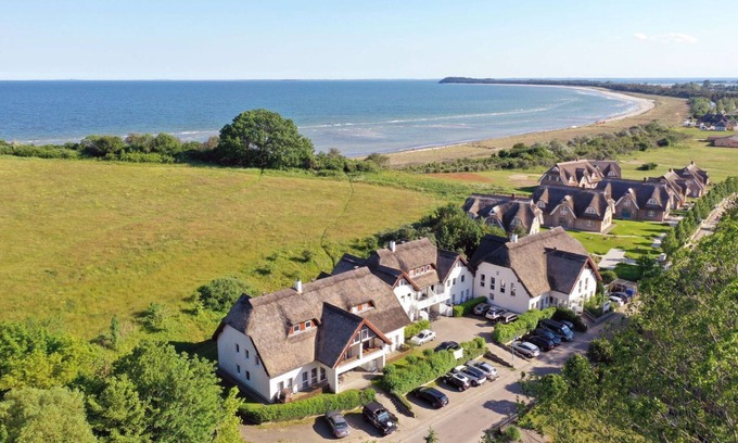 Lobbe Apartment | Vacation apartment close to the beach with its own terrace - Strandhaus Mönchgut FeWo 02 -