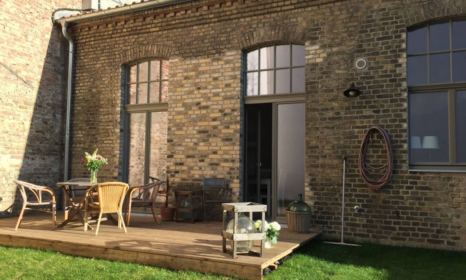 Werder Apartment | Vacation apartment in lovingly renovated coach house on the island (50 m to the water)