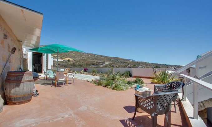 Guimar Apartment | Vacation Apartment 'Habitación Ra' with Shared Terrace and Shared Garden