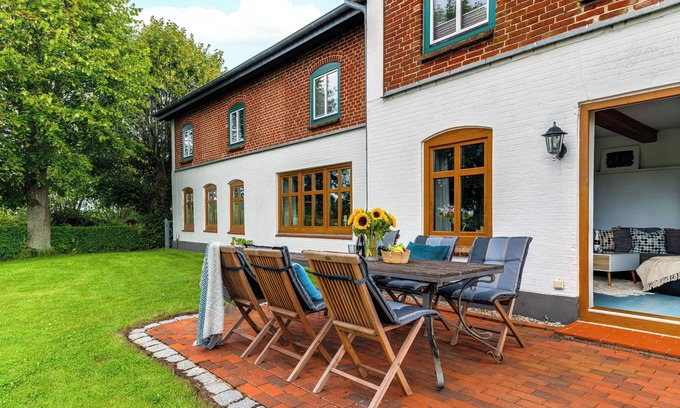 Steinberg Apartment | Vacation apartment in the country house "Hohe Luft" with large garden and 1500m to the Baltic Sea