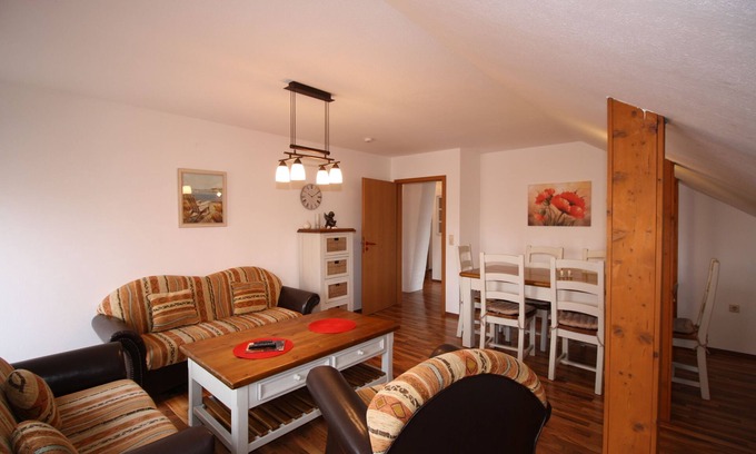 Pilsum Apartment | Vacation apartment "Leuchtturm" with large garden in the heart of Pilsum