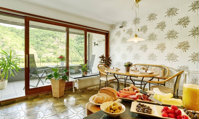 Niederemmel Apartment | Vacation apartment Loreleyblick