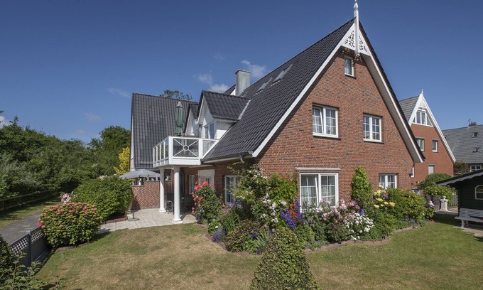 Langeoog Apartment | Vacation apartment 'MALKASTEN' on the upper floor of the KÜNSTLERHAUS am Hasenpad