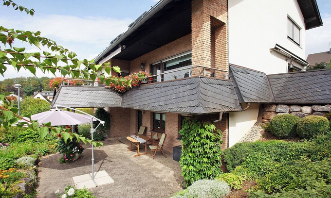 Ostwig Apartment | Vacation apartment 'Ruhrtalblick' with mountain view, private terrace and WLAN