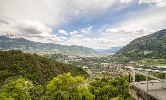 Lagundo Apartment | Vacation Apartment "Sofia Klein" with Spectacular Panoramic Mountain View & Garden