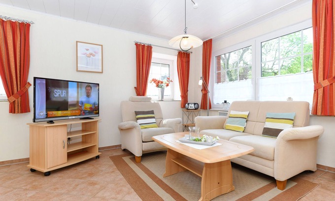 Werdum Apartment | Vacation apartment Strandkrabbe - Haus an der Burg
