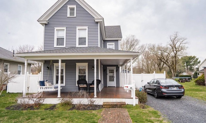Cape May Court House House | Vacation & feel at home in this renovated 1880 farmhouse