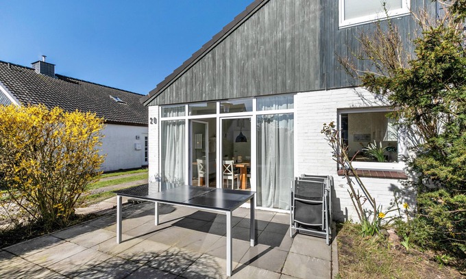Busumer Deichhausen House | Vacation Home "Deich Hus" with Private Terrace, Garden & Wi-Fi