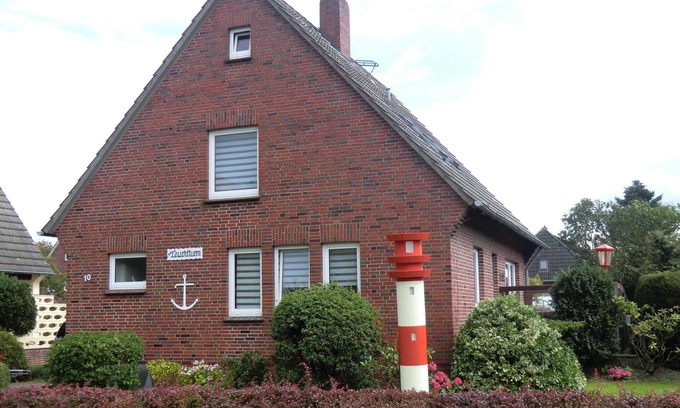 Nordseebad Burhave House | Vacation home Zum Leuchtturm in the middle of Burhave, large living area and garden