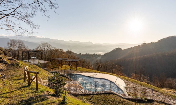 Molazzana House | Vacation Home "Agriturismo In Ribosto" with Private Heated Pool, Garden & Wi-Fi