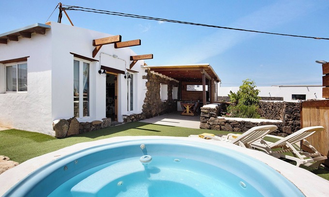 Lajares House | Vacation Home 'Ca Lajares' with Mountain View, Private Terrace and Wi-Fi